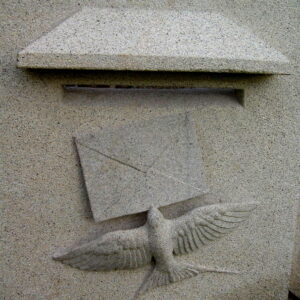 Buzón con carta y golondrina